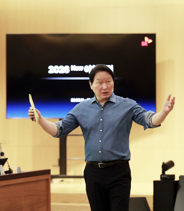SK그룹 최태원 회장이 13일 경기 이천시 SKMS 연구소에서 열린 ‘2026 New 이천포럼’에서 마무리 발언을 하고 있다. SK그룹 제공