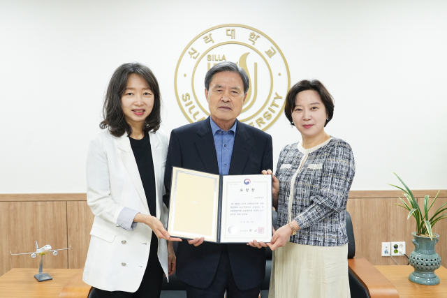 신라대학교가 교육부가 실시한 6주기 교원양성기관 역량진단에서 교육부장관 표창을 수상했다. 왼쪽부터 이은화 교육대학원장, 허남식 신라대 총장, 이경순 사범대학장. 신라대 제공