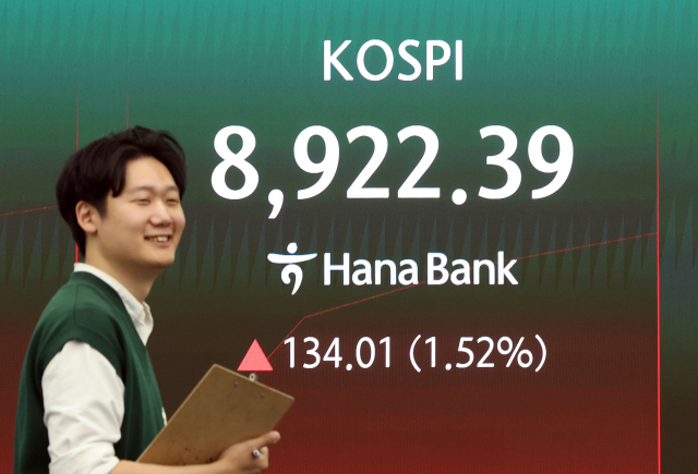 코스피 사상 최고치(장중 8,933.62)를 찍은 자넌 2일 서울 중구 하나은행 딜링룸 현황판에 코스피가 표시되고 있다. 연합뉴스
