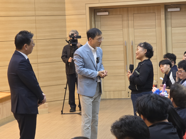 김상욱 당선인과 김태선 민주당 울산시당위원장이 태연재활원 학대 피해 가족과 대화를 나누고 있다. 오상민 기자
