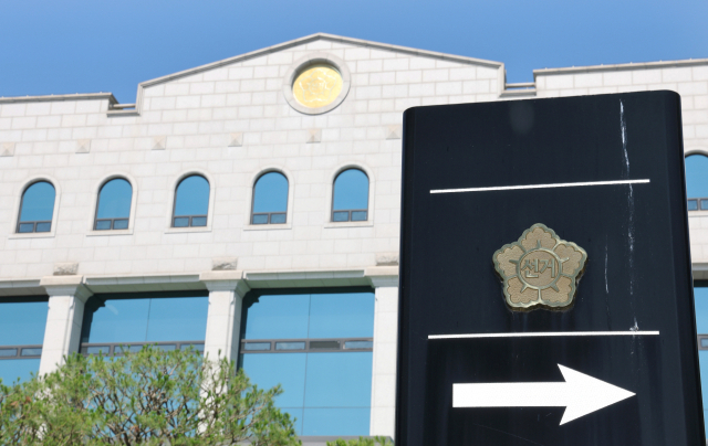 지난12일 '투표용지 부족사태 진상규명위원회 제3차 위원회의'가 열린 중앙선관위 과천청사에 선거 관련 조형물이 있다. 연합뉴스