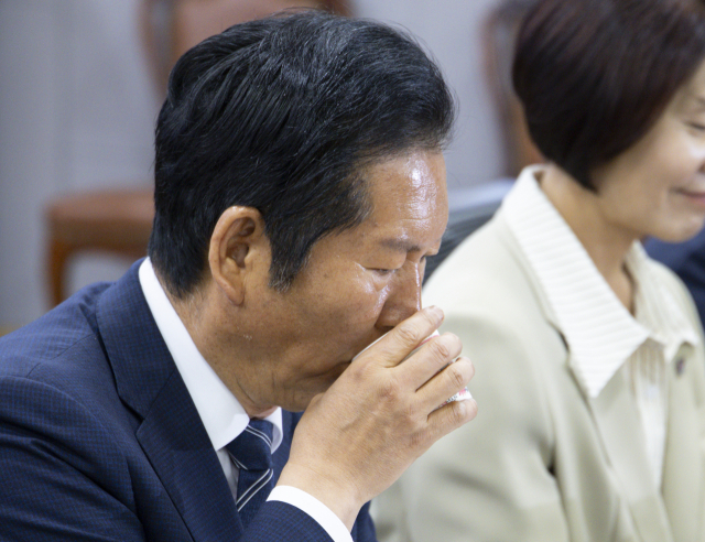 더불어민주당 정청래 대표가 지난 11일 국회에서 의원회관에서 민주당 민주연구원, 정책위원회가 주최한 이재명 정부 출범 1주년 기념 토론회에 참석해 발언을 대기하다 물을 마시고 있다. 연합뉴스