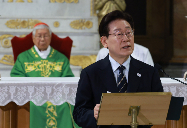 이재명 대통령이 14일(현지시간) 이탈리아 로마 성 바오로 대성전에서 유흥식 추기경 집전으로 열린 '평화와 연대를 위한 특별 미사'에서 기념연설을 하고 있다. 연합뉴스