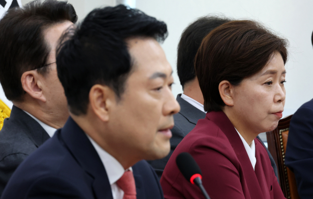 국민의힘 양향자 최고위원이 15일 국회에서 열린 최고위원회의에서 장동혁 대표의 발언을 듣고 있다. 양 최고위원은 이날 발언을 통해 지도부 총사퇴를 제안했다. 연합뉴스