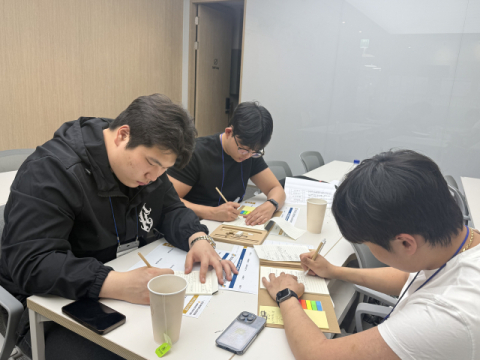 2026 모두의 창업 프로젝트 준비 창업캠프에 참가한 동의과학대학교 학생들이 창업아이디어를 구체화하고 사업계획서를 작성하며 전문가 멘토링을 받고 있다. (동의과학대 제공)
