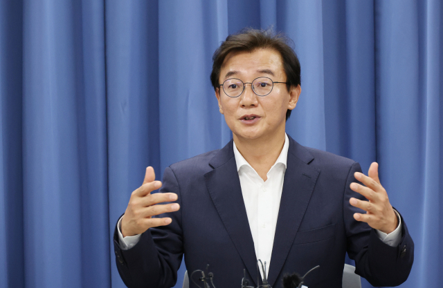 전재수 부산시장 당선인이 15일 오후 부산시청 기자실에서 열린 간담회에서 기자들의 질문에 답변하고 있다. 정종회 기자 jjh@