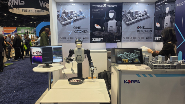 지난 5월 미국 시카고 맥코믹 플레이스에서 열린 세계 최대 외식산업 박람회 ‘2026 NRA(National Restaurant Association) SHOW’에서 로보터블의 휴머노이드 로봇 ‘제스트(ZEST)’가 양파를 볶는 장면을 시연하고 있다. 로보터블 제공