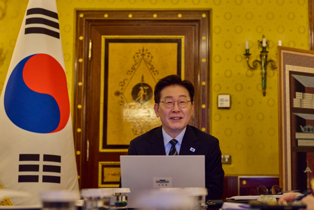 이탈리아를 국빈방문 중인 이재명 대통령이 14일(현지시간) 로마의 한 호텔에서 화상으로 수석보좌관회의를 하고 있다. 연합뉴스