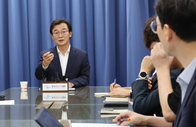 전재수 부산시장 당선인이 15일 오후 부산시청 기자실에서 열린 간담회에서 기자들의 질문에 답변하고 있다. 정종회 기자 jjh@