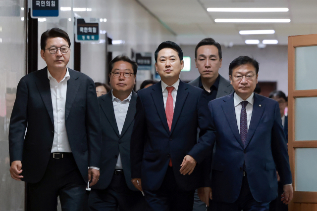 국민의힘 장동혁 대표, 정점식 원내대표 등 지도부가 15일 국회에서 열린 긴급 최고위원회의에 참석하고 있다. 연합뉴스