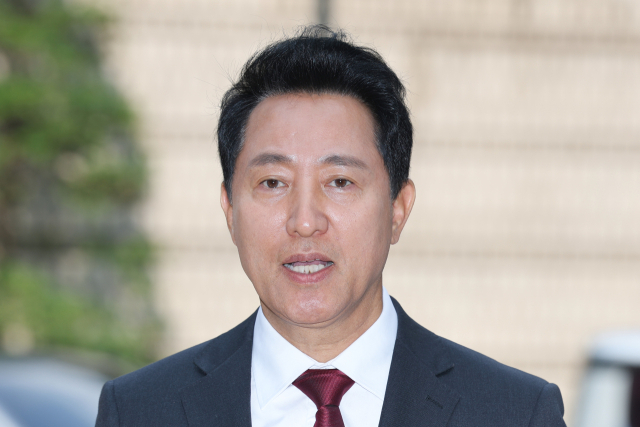 오세훈 서울시장이 10일 서울 서초구 서울중앙지방법원에서 열린 '명태균 여론조사 의혹' 사건 1심 속행 공판에 출석하며 취재진에 입장을 밝히고 있다. 연합뉴스