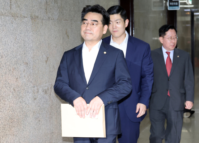 국민의힘 소장파 '대안과 미래' 소속인 이성권(맨앞) 의원이 김재섭·유용원 의원과 함께 지난 11일 국회 원내대표실을 방문하는 모습. 연합뉴스