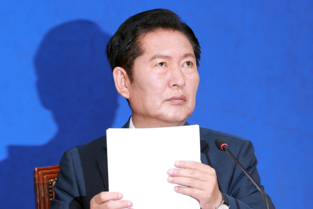 더불어민주당 정청래 대표가 16일 국회에서 열린 제6차 중앙위원회의에 참석을 마치고 회의실을 떠나기에 앞서 자료를 정리하고 있다. 연합뉴스