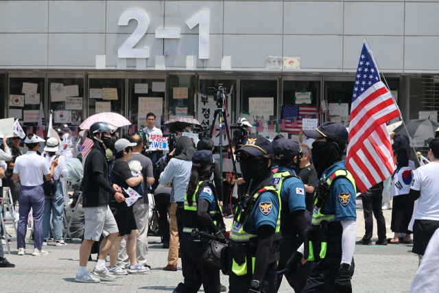 6·3지방선거 투표용지 부족 사태로 촉발된 잠실 개표소 봉쇄 시위가 12일째 이어진 16일 경찰들이 서울 송파구 올림픽공원 핸드볼경기장 앞에서 근무하고 있다. 경찰은 이날 오전 대한체육회 관계자들과 함께 경기장 진입을 시도했으나 시위 참가자들의 반발로 무산됐다. 송파경찰서는 이날 시위대에 세차례 경고방송을 했으나 시위대는 점거를 풀지 않았다. 연합뉴스