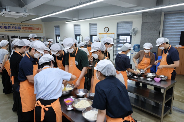 한국산업단지공단 신입직원들이 지난 16일 선배 직원과 함께 대구 서구에 위치한 '사랑의 빵 나눔터'에서 제빵 봉사활동을 진행했다. 산업단지공단 제공