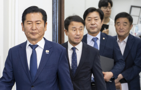 이재명 대통령 부정평가 우세…민주당 계파 갈등 후폭풍