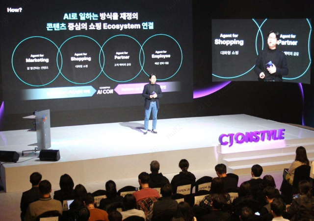 지난해 말 열린 CJ온스타일 사내 AI 컨퍼런스 'AI CON'에서 성동훈 플랫폼본부장이 AI로 일하는 방식에 대해 설명하고 있다. CJ온스타일 제공