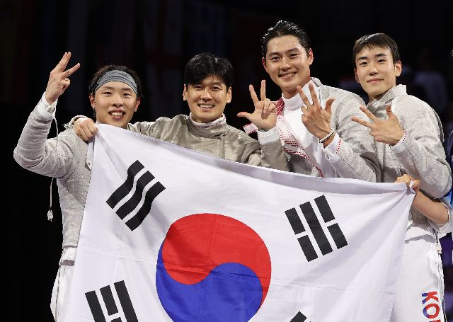 2024년 파리 올림픽에서 남자 사브르 단체전 금메달을 목에 건 구본길(왼쪽에서 두번째). 연합뉴스