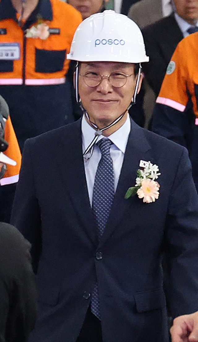 김민석 국무총리가 17일 전남 광양시 포스코 광양제철소에서 열린 전기로 준공행사에 입장하고 있다. 연합뉴스