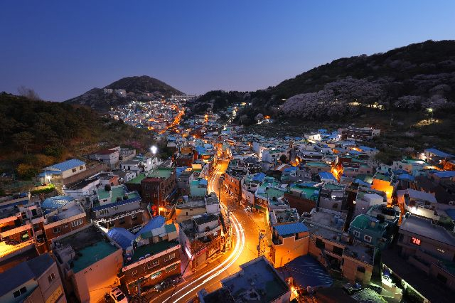 부산 서구 아미동 비석문화마을 전경. 서구청 제공