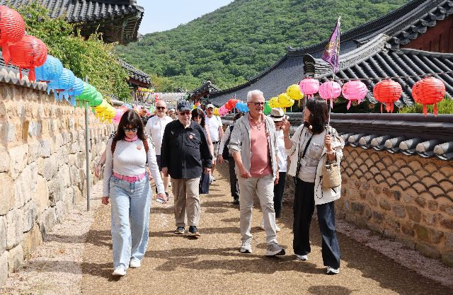 부처님오신날인 지난달 24일 부산 금정구 범어사를 찾은 외국인 관광객들이 사찰 경내를 둘러보고 있다. 범어사는 불기 2570년 부처님오신날을 맞아 이날 오전 봉축법요식을 진행했다. 정종회 기자 jjh@