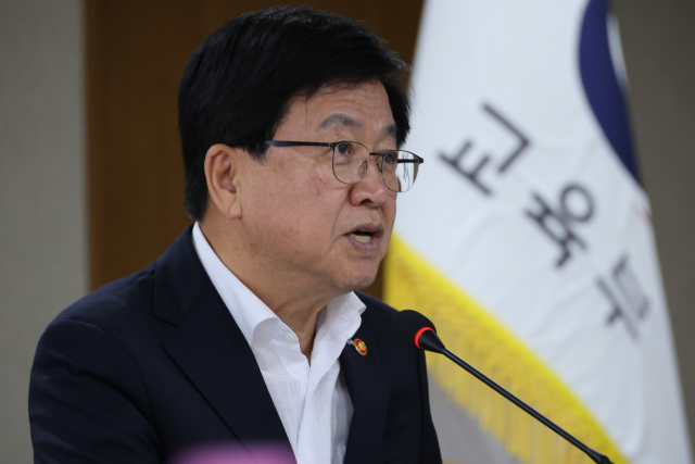 최교진 교육부 장관이 17일 세종시 정부세종청사에서 회의를 주재하고 있다. 연합뉴스