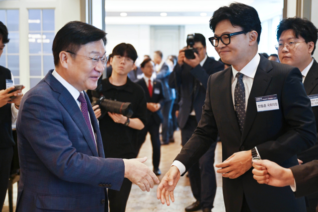 국민의힘 정점식 원내대표와 무소속 한동훈 의원이 16일 서울 영등포구 여의도 CCMM빌딩에서 열린 2026 국민공공정책포럼에 참석해 인사하고 있다. 연합뉴스