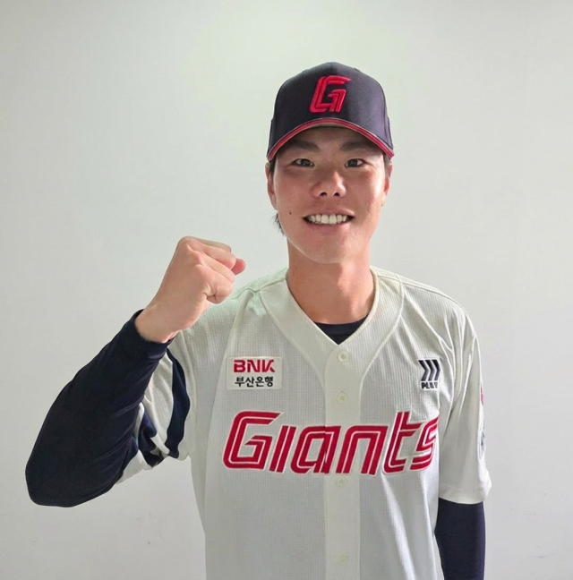 18일 롯데가 영입한 아시아쿼터 외국인 투수 이이무라 쇼타. 롯데 자이언츠 제공
