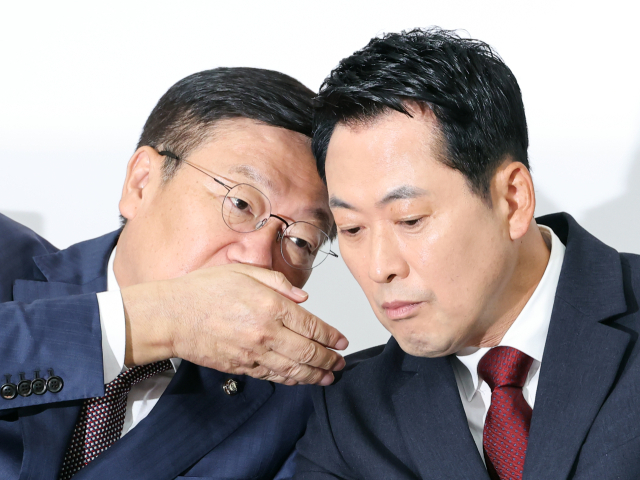 국민의힘 장동혁 대표(오른쪽)와 정점식 원내대표가 18일 국회에서 열린 최고위원회의에서 귀엣말을 나누고 있다. 연합뉴스