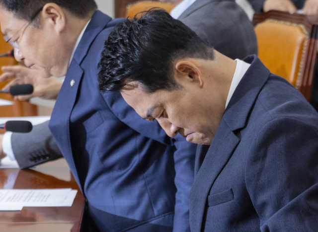 국민의힘 장동혁 대표가 18일 국회에서 열린 최고위원회의에 입장해 시작을 기다리고 있다. 연합뉴스