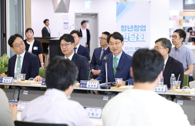 임광현 국세청장은 18일 서울 강동구 서울먹거리창업센터에서 푸드테크 스타트업 청년 창업자와 간담회를 갖고 있다. 국세청 제공