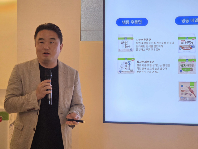 면사랑 연구소장 강근석 이사가 지난 18일 서울 종로구 인사동에서 열린 면사랑 미디어데이에 참석해 냉동면에 대해 설명하고 있다. 유승호 기자