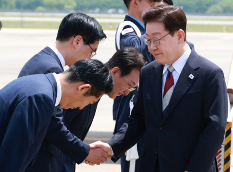 정청래, 이 대통령에 ‘90도 인사’… 당권 도전은 강행할 듯