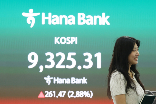 19일 서울 중구 하나은행 딜링룸 현황판에 코스피가 표시되고 있다. 연합뉴스