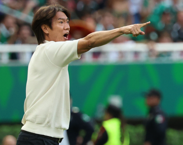 18일(현지시간) 멕시코 사포판 과달라하라 스타디움에서 열린 2026 북중미 월드컵 A조 2차전 한국과 멕시코의 경기. 홍명보 감독이 선수들에게 작전을 지시하고 있다. 연합뉴스
