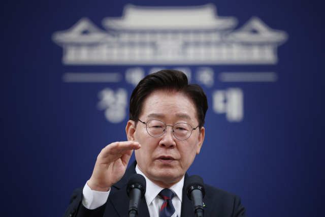 이재명 대통령이 19일 청와대 춘추관에서 열린 G7 참석·유럽 순방 결과 브리핑에서 취재진 질문에 답하고 있다. 연합뉴스