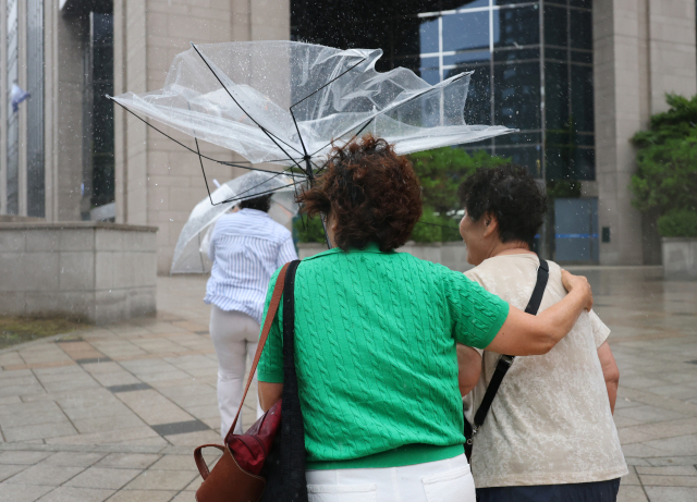19일 서울 중구 명동 인근에서 비가 내리고 있다. 연합뉴스