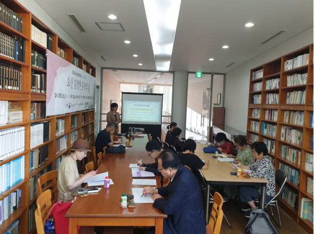 요산김정문학관이 7월부터 시민 대상으로 평화 인문학 강의를 연다. 사진은 지난해 열린 ‘길 위의 인문학’ 강연 모습. 요산김정한문학관 제공