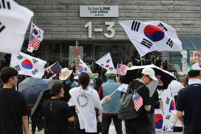 6·3 지방선거 투표용지 부족 사태로 인한 '개표소 봉쇄 시위'가 계속되고 있는 18일 서울 송파구 올림픽공원 핸드볼경기장 출입문 앞에서 참가자들이 구호를 외치고 있다. 연합뉴스