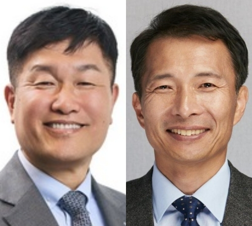 왼쪽부터 강건작 전 육군 제6군단장, 송기호 현 국가안보실 제3차장실 경제안보비서관. 청와대 제공
