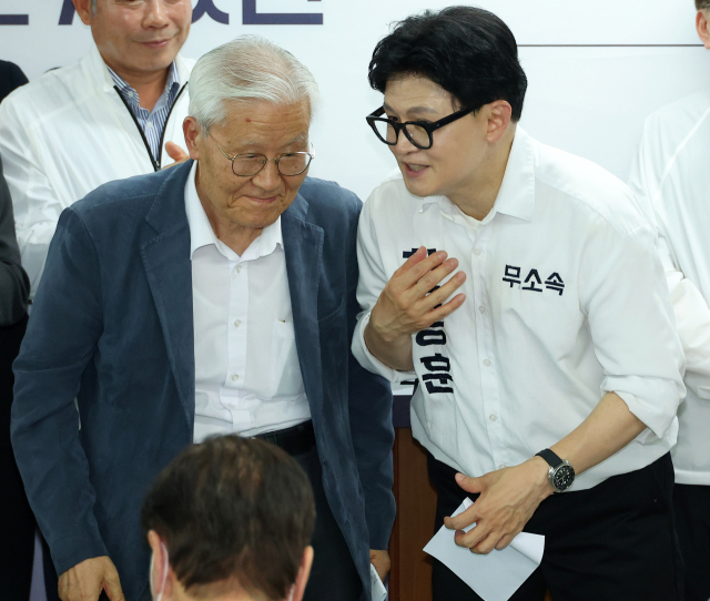 조갑제 조갑제닷컴 대표가 10일 오후 부산 북갑 국회의원 보궐선거에 출마하는 무소속 한동훈 후보 선거사무소 개소식에 참석하고 있다. 연합뉴스