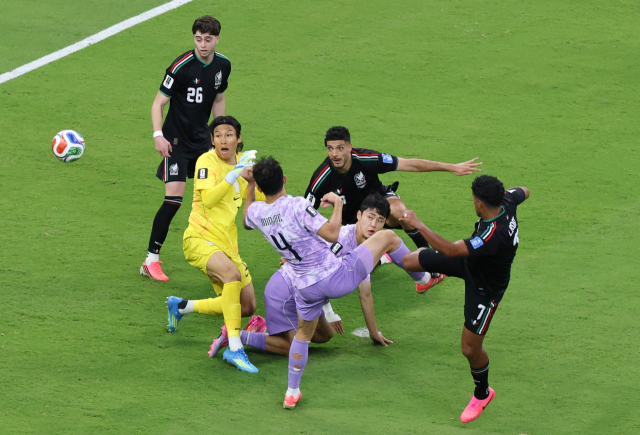 19일(한국 시간) 멕시코 사포판 과달라하라 스타디움에서 열린 2026 북중미 월드컵 A조 2차전 한국과 멕시코의 경기. 골키퍼 김승규 등 한국 선수들이 후반 5분 멕시코 루이스 로모가의 선취골 슈팅을 바라보고 있다. 연합뉴스