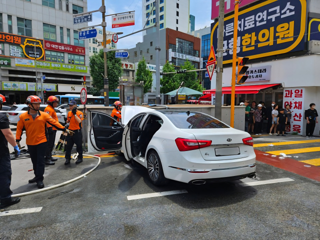 21일 부산 남구에서 승용차가 인도로 돌진해 보행자 4명을 들이받는 사고가 났다. 이 사고로 숨지고 1명이 심정지 상태로 인근 병원에 옮겨지는 등 5명의 사상자가 발생했다. 부산소방재난본부 제공