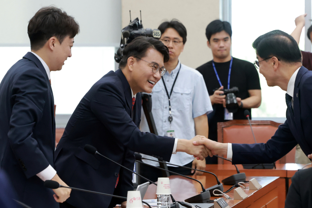 지난 18일 국회에서 열린 제9회 전국동시지방선거 투표용지 부족 사태 등 국민 참정권 침해 진상규명 및 선거관리 개혁을 위한 국정조사 특별위원회 제1차 전체회의에 참석한 국민의힘 윤상현 의원이 더불어민주당 이해식 의원과 인사하고 있다. 윤 의원은 이날 회의에서 위원장으로 선임됐다. 연합뉴스