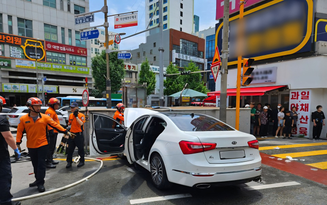부산 남구에서 승용차가 횡단보도 교통섬으로 돌진해 보행자 4명을 들이받는 사고가 났다. 이 사고로 2명이 숨지고 2명이 다쳐 인근 병원에 옮겨졌다. 경찰은 사고를 낸 운전자를 불구속 입건해 조사하고 있다. 부산소방재난본부 제공