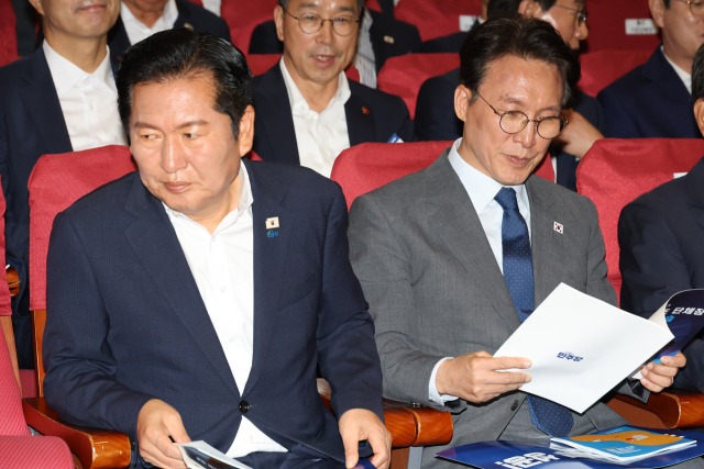 더불어민주당 정청래 대표와 김민석 국무총리가 21일 국회 의원회관에서 열린 6·3 지방선거 단체장 당선자 워크숍에 참석해 있다. 연합뉴스
