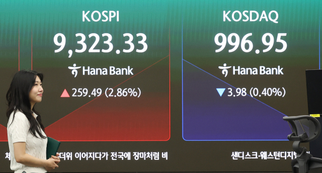19일 서울 중구 하나은행 딜링룸 현황판에 코스피와 코스닥지수가 표시되고 있다. 연합뉴스