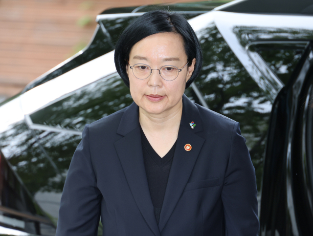 한성숙 국무총리 후보자가 22일 서울 종로구 통의동 금융감독연수원에 마련된 인사청문회 준비 사무실로 출근하고 있다. 연합뉴스