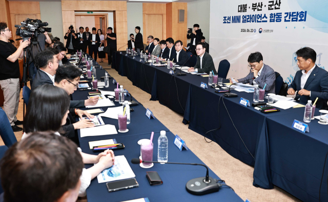 김정관 산업통상부 장관은 22일 오전 목포 호텔현대에서 열린 ‘대불·명지녹산·군산 산단 미니(MINI) 얼라이언스 합동 간담회’에서 조선업 M.AX(제조업 AI 전환) 추진전략과 산단 간 연계방안을 논의했다. 산업부 제공