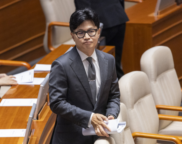 무소속 한동훈 의원이 18일 국회에서 열린 6월 임시국회 3차 본회의에 참석해 국회의장 산회 선포 후에 뒤 이동하고 있다 . 연합뉴스